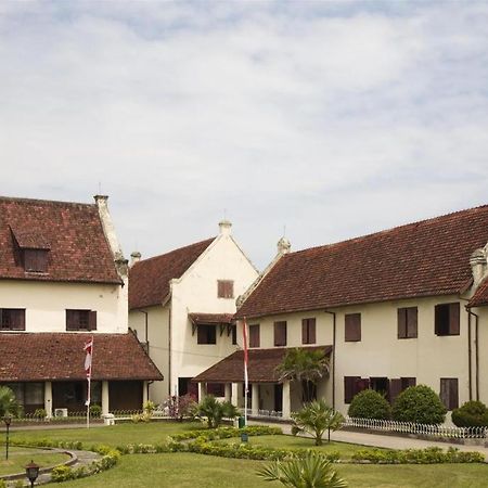 Hotel Astra Novilia Макасар Экстерьер фото