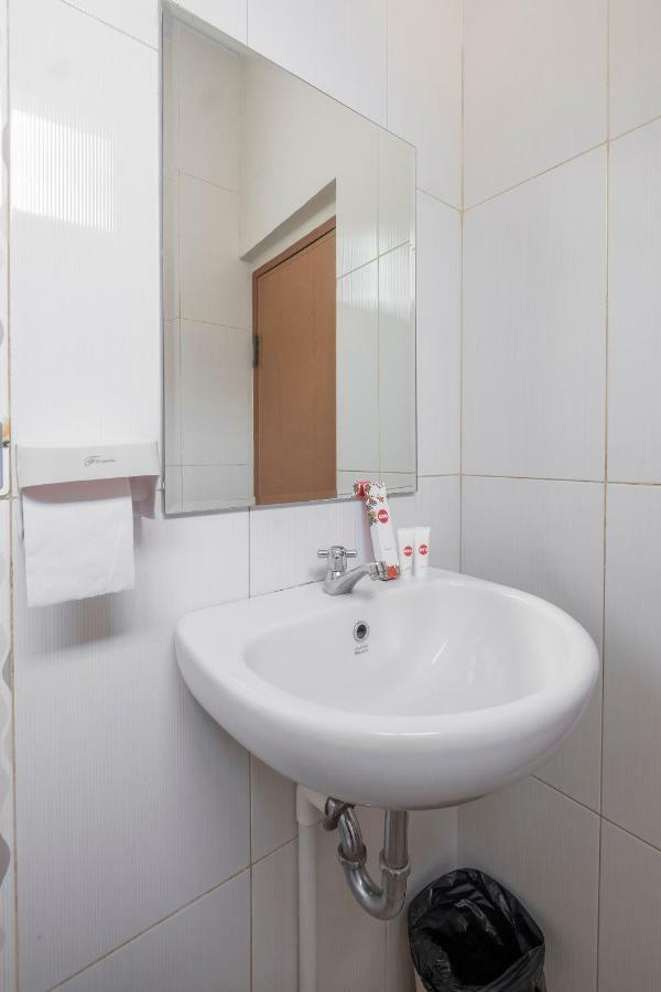 Hotel Astra Novilia Макасар Экстерьер фото